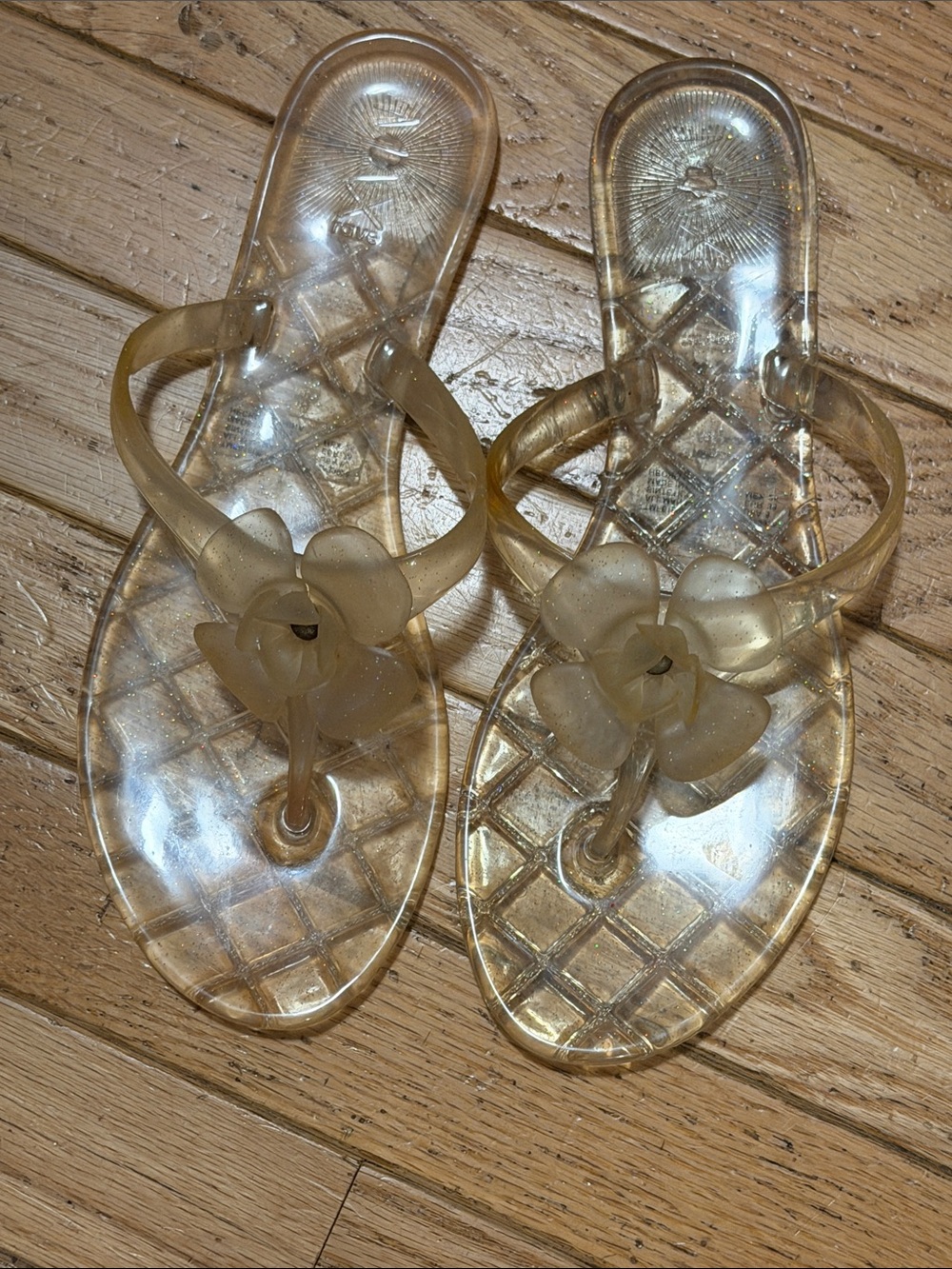 Women's Clear Jelly Flower Thong Sandals imbued w gold glitter flecks. Sz 8.